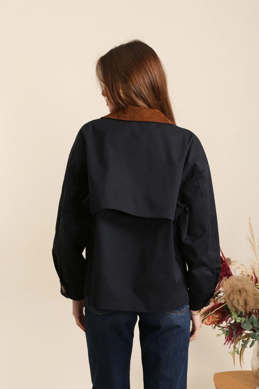 Kurze Jacke mit kontrastierendem Kragen