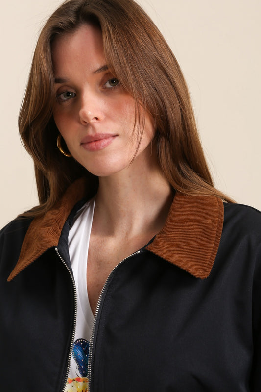 Kurze Jacke mit kontrastierendem Kragen