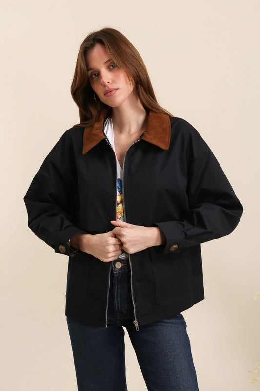 Kurze Jacke mit kontrastierendem Kragen